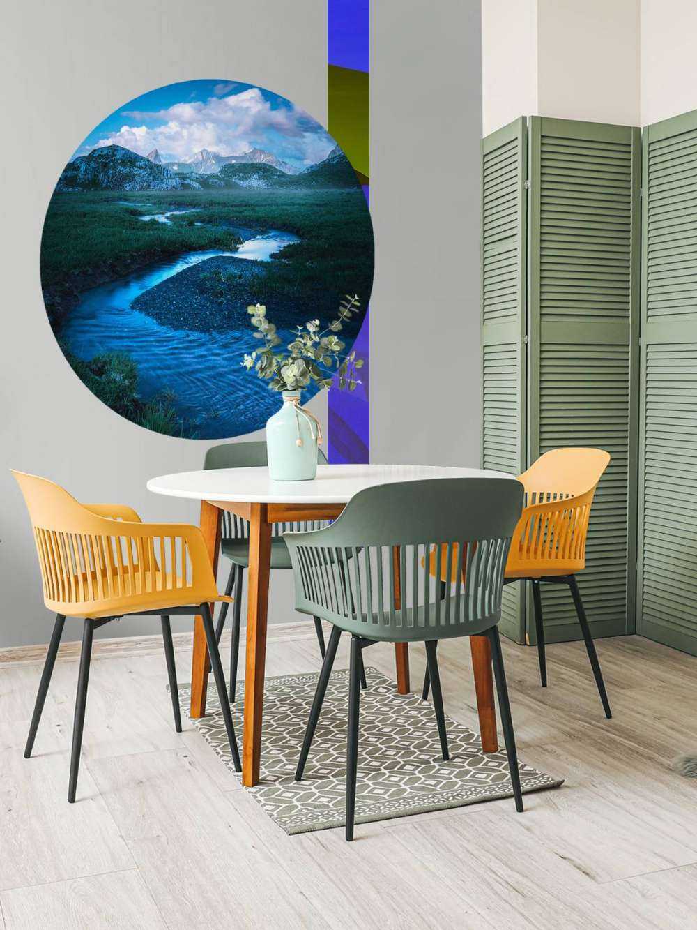 Ruisseau de montagne sous un ciel du soir bleu