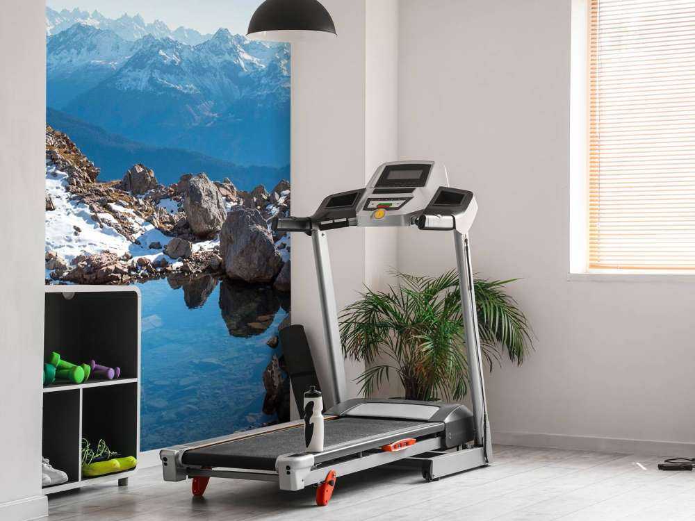 Lac de montagne entre les sommets enneigés.