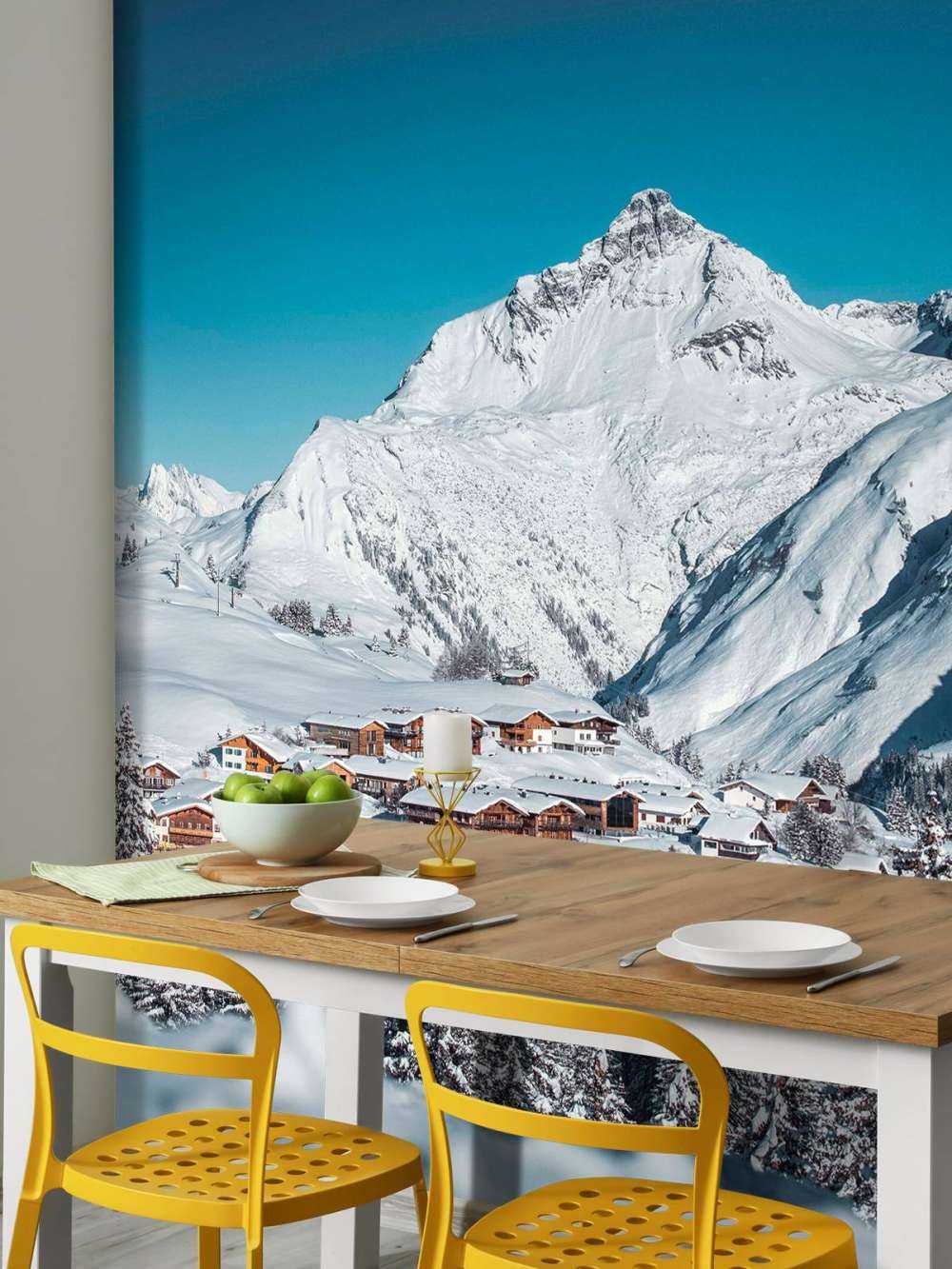 Refuges de montagne sous des sommets enneigés