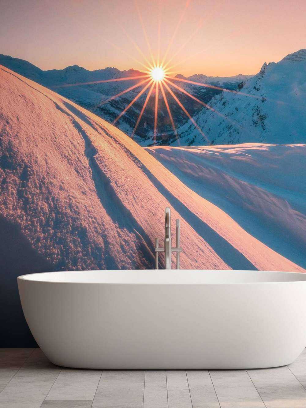 Lumière du soleil sur une pente enneigée