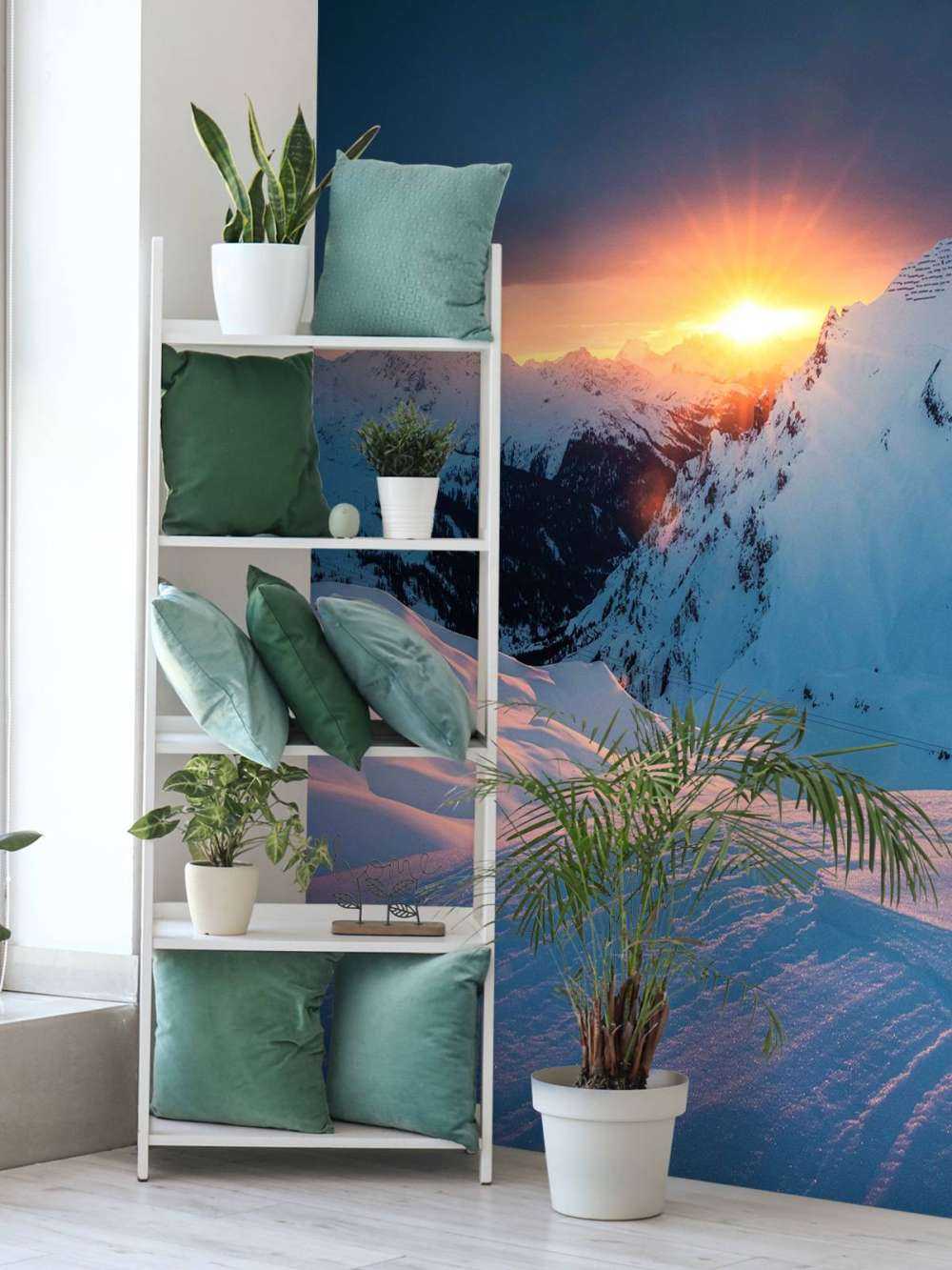 Coucher de soleil sur les sommets enneigés des Alpes.