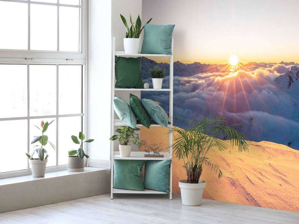 Lumière du soleil au-dessus de la couche nuageuse dans les montagnes.