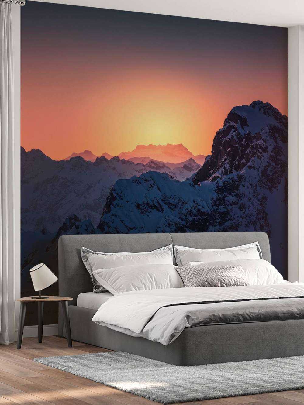 Sommet enneigé au lever du soleil ardent