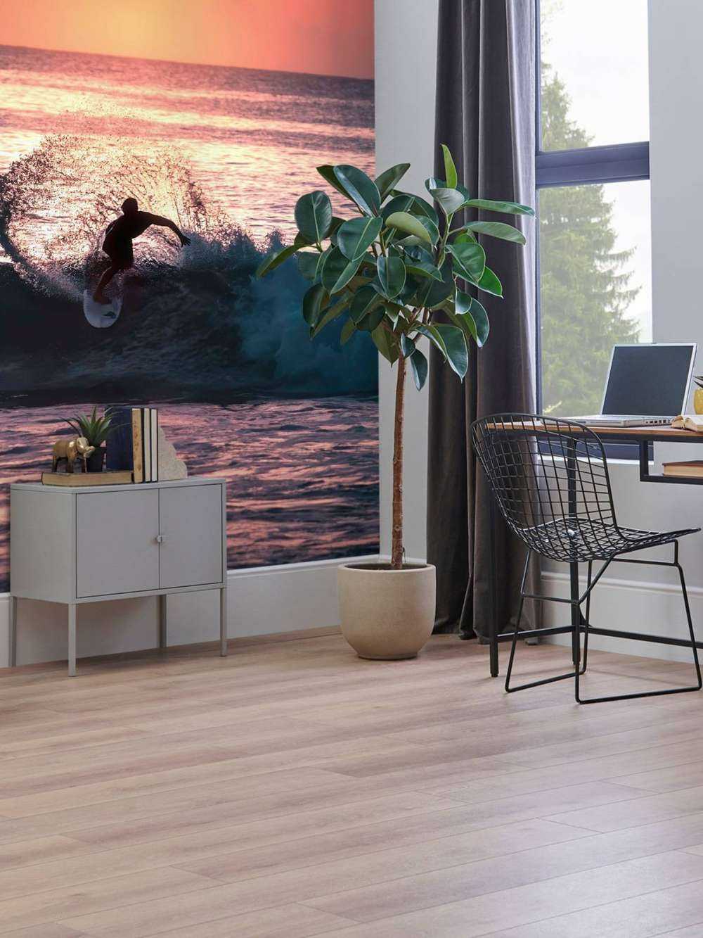 Surfeur dans la lueur rose du soir