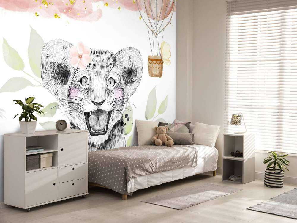 Lionceau joyeux et ballon à air