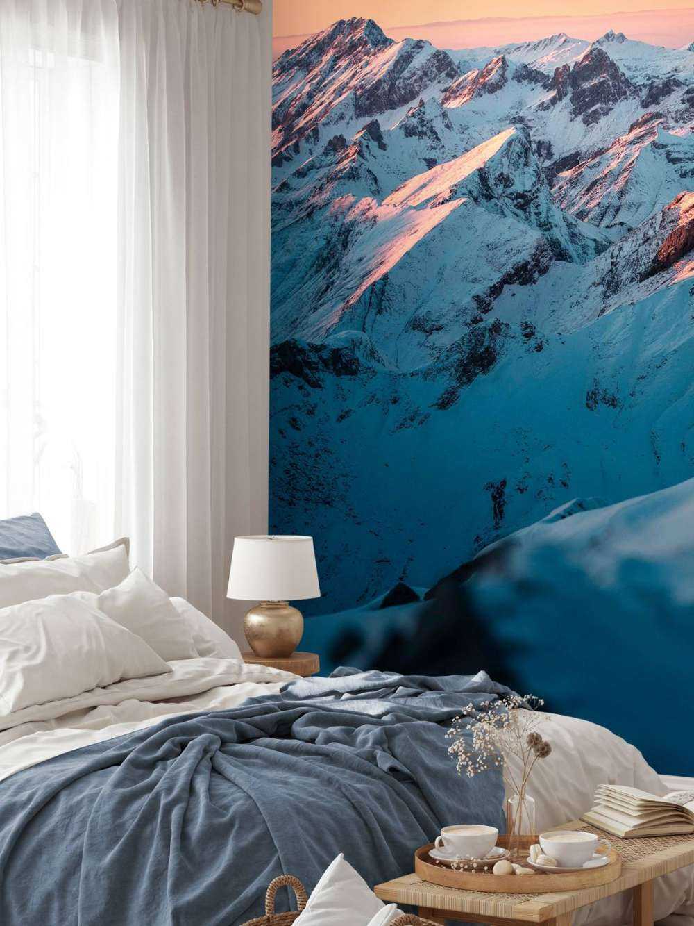 Montagnes de neige sous un ciel du matin rose