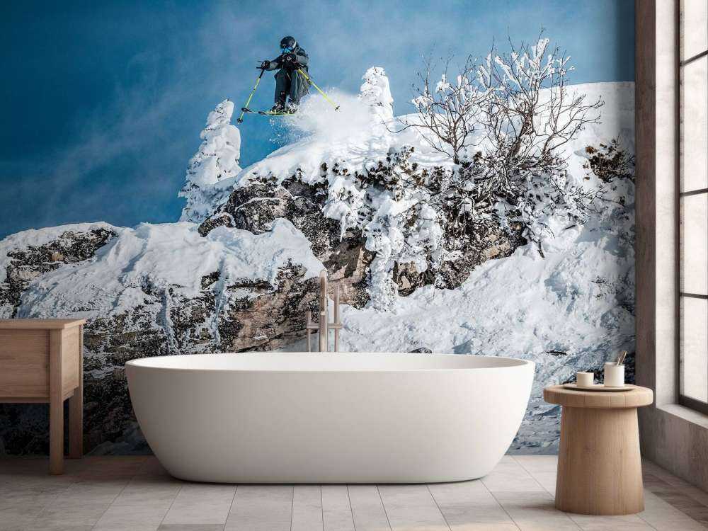 Freestyle skieur dans un monde montagneux enneigé.