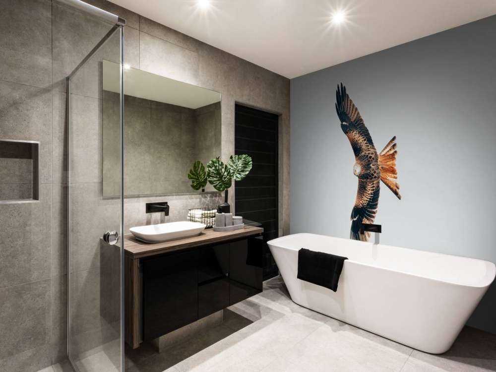 Cerf-volant rouge aux ailes déployées