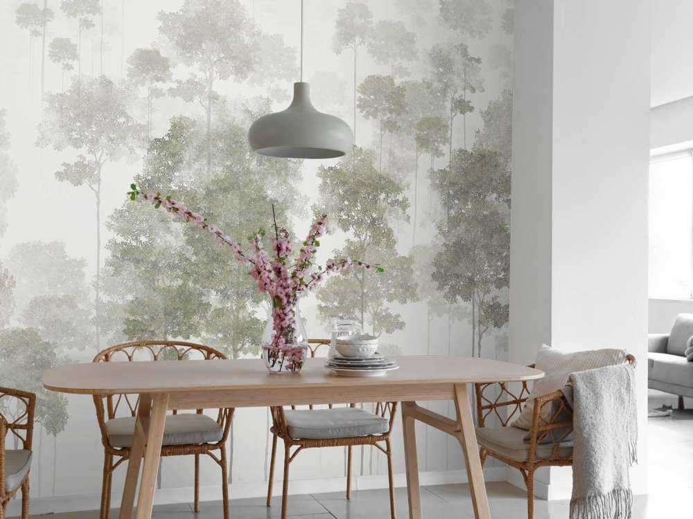 Forêt peinte dans la brume