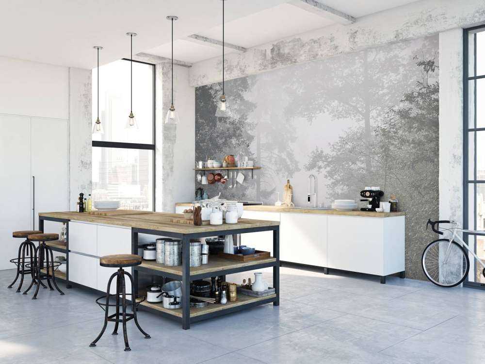 Route à travers la forêt brumeuse