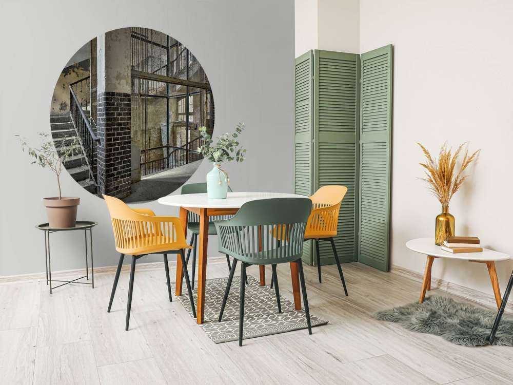 Ancienne cage d'ascenseur avec escaliers