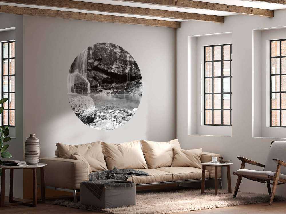 Chute d'eau au-dessus d'un mur de pierre