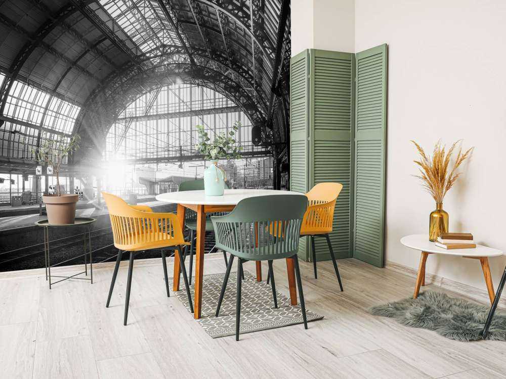 Lever de soleil sur une station en noir et blanc