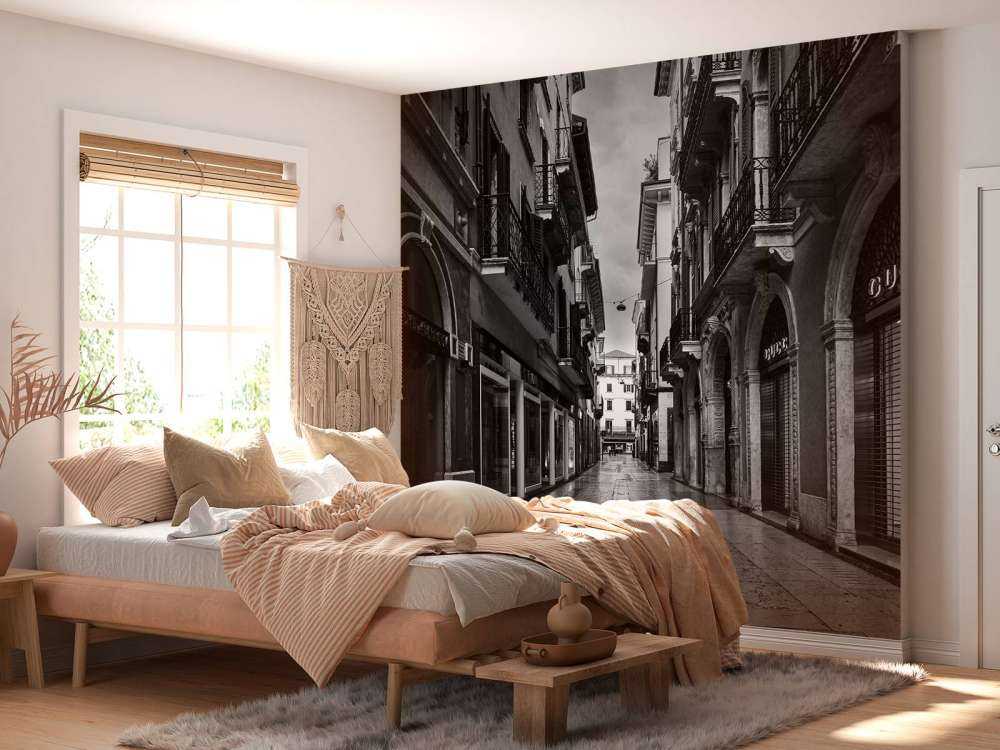 Rue commerçante en noir et blanc