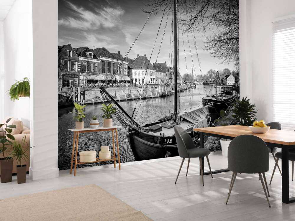 Cargos historiques amarrés à Dokkum Friesland 