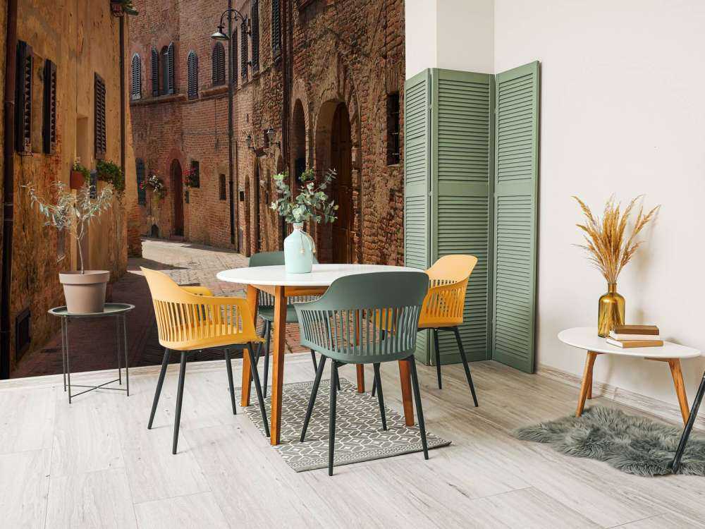 Rue classique avec des fleurs