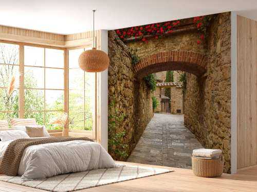 Petite arche avec des fleurs rouges