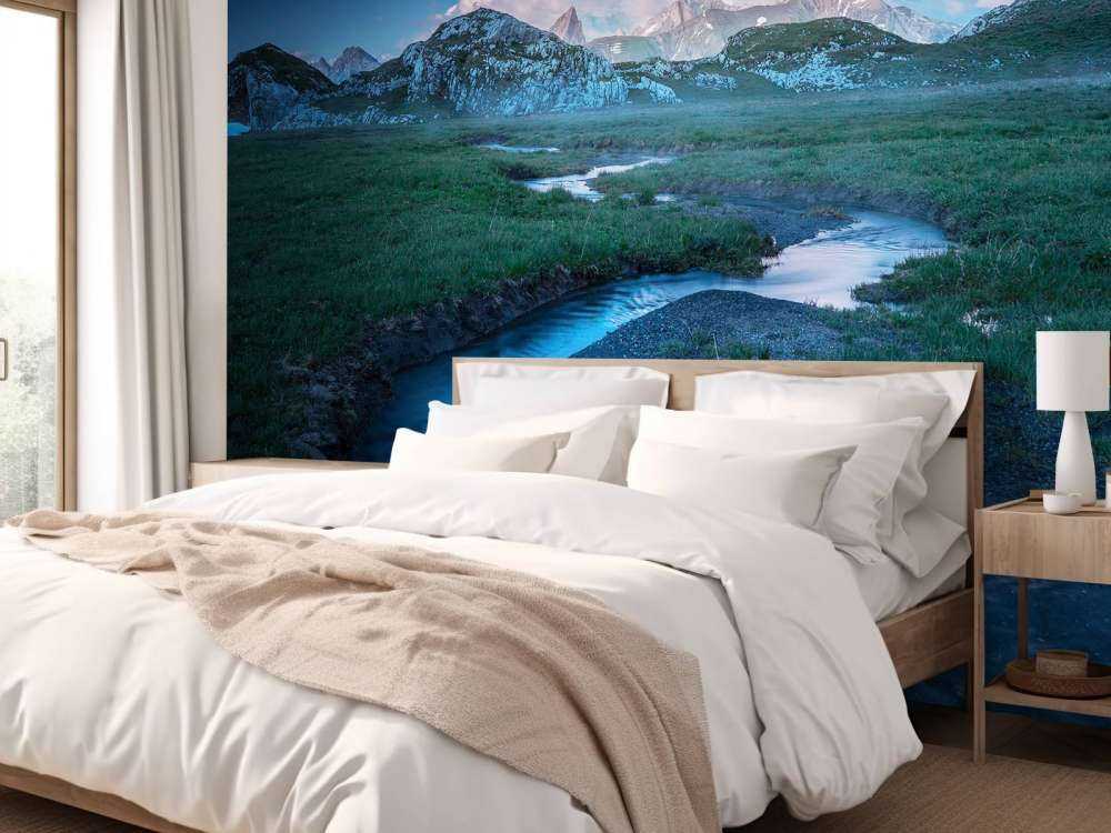 Lumière du soir sur la vallée de montagne avec ruisseau