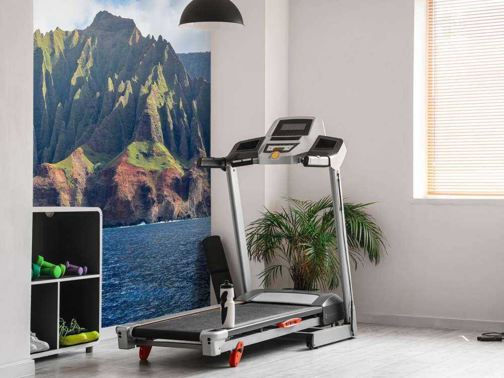 Falaises tropicales sur une mer bleu profond