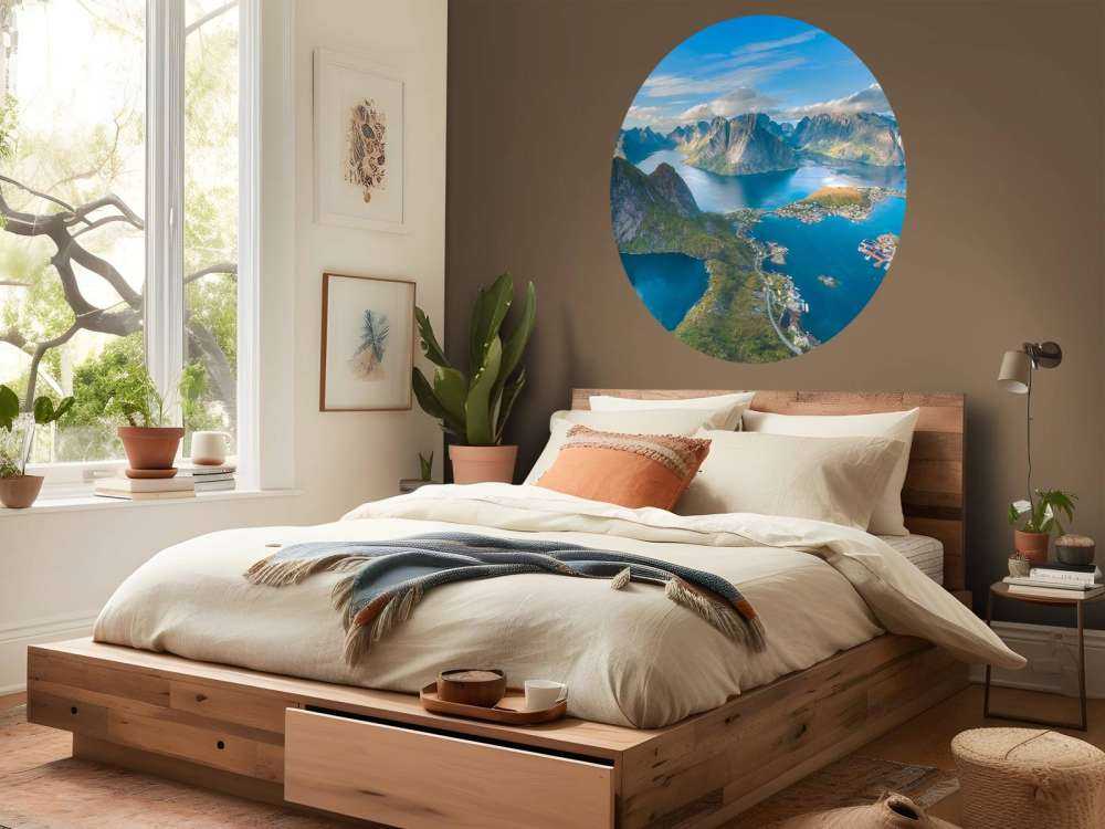 Village de montagne et fjord sous la lumière du soleil