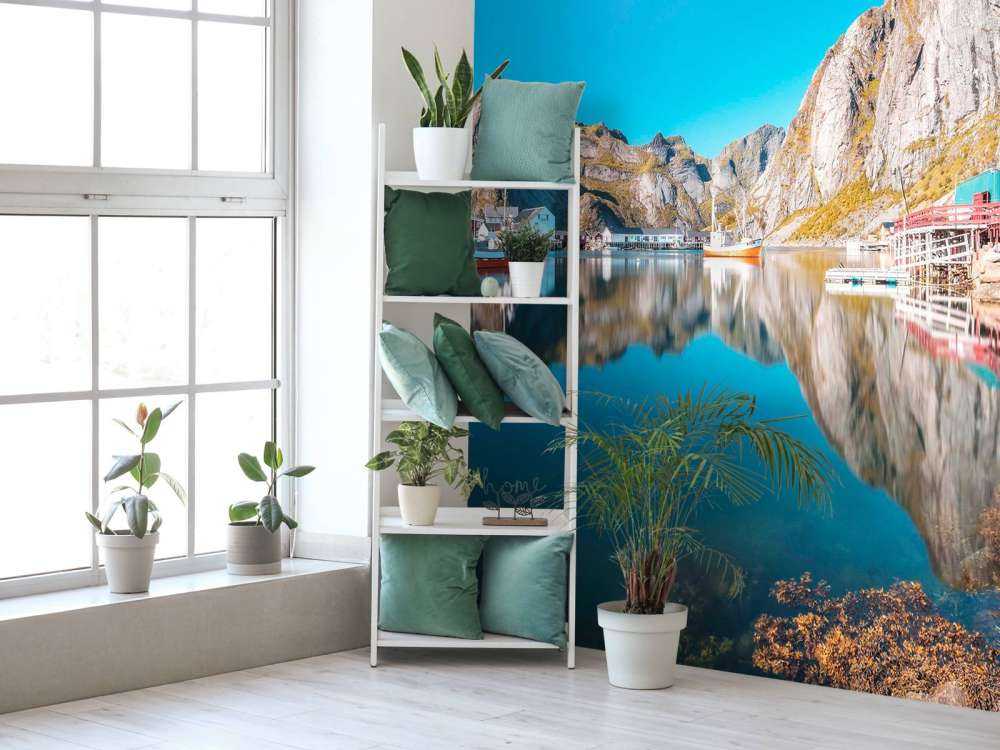 Maisons rouges au bord de l'eau du fjord