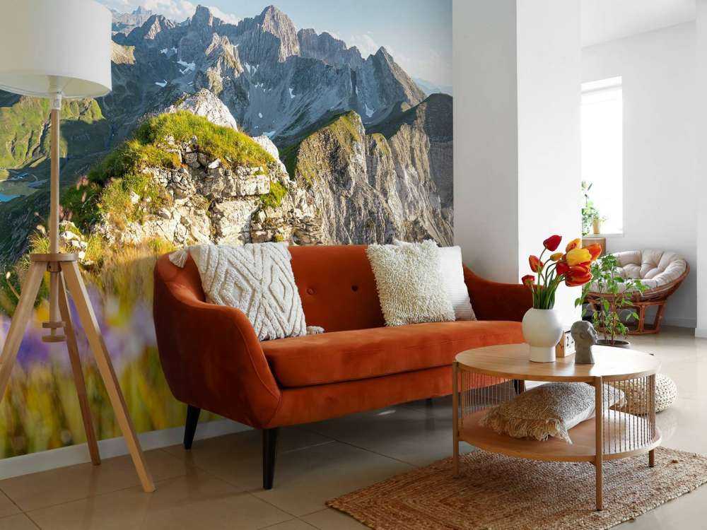 Sommets alpins estivaux avec des fleurs