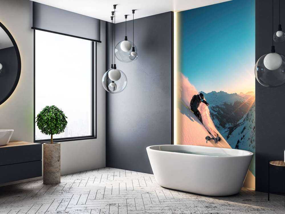 Descente enneigée au coucher du soleil enflammé.