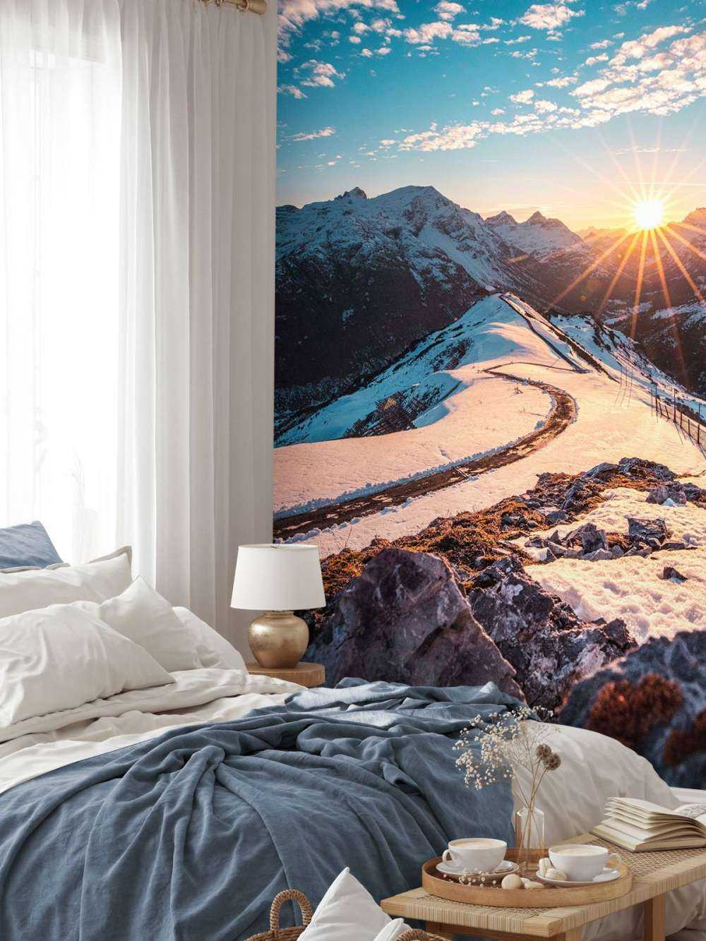 Sentier sinueux sous le soleil de montagne enneigée.