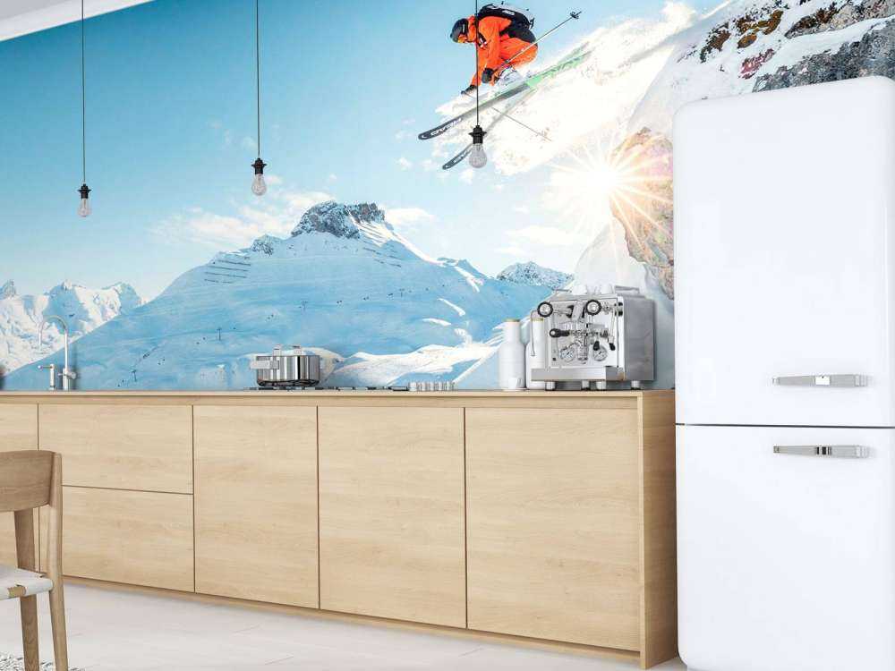 Saut dans un paysage montagneux enneigé