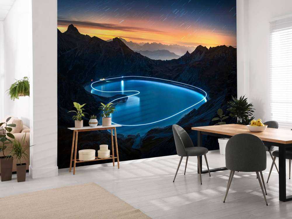 Chemin lumineux autour d'un lac de montagne la nuit