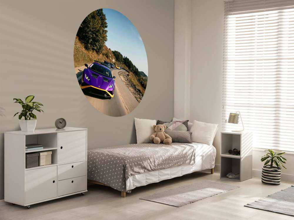 Convoi de supercars à travers les montagnes