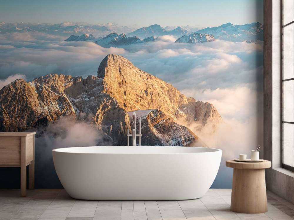 Sommet enneigé dans la lueur du matin