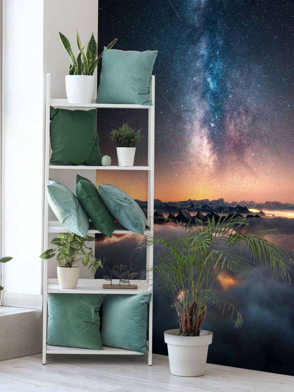 Voie lactée au-dessus de lambeaux de montagne nocturnes.