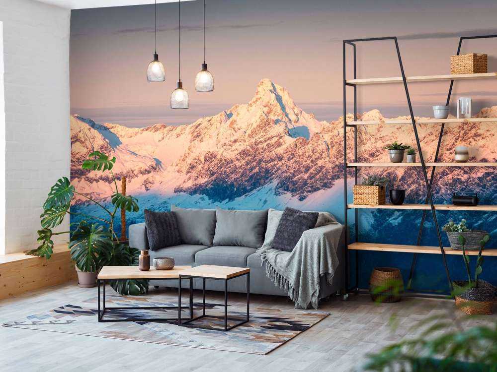 Lumière du soir sur les sommets enneigés.