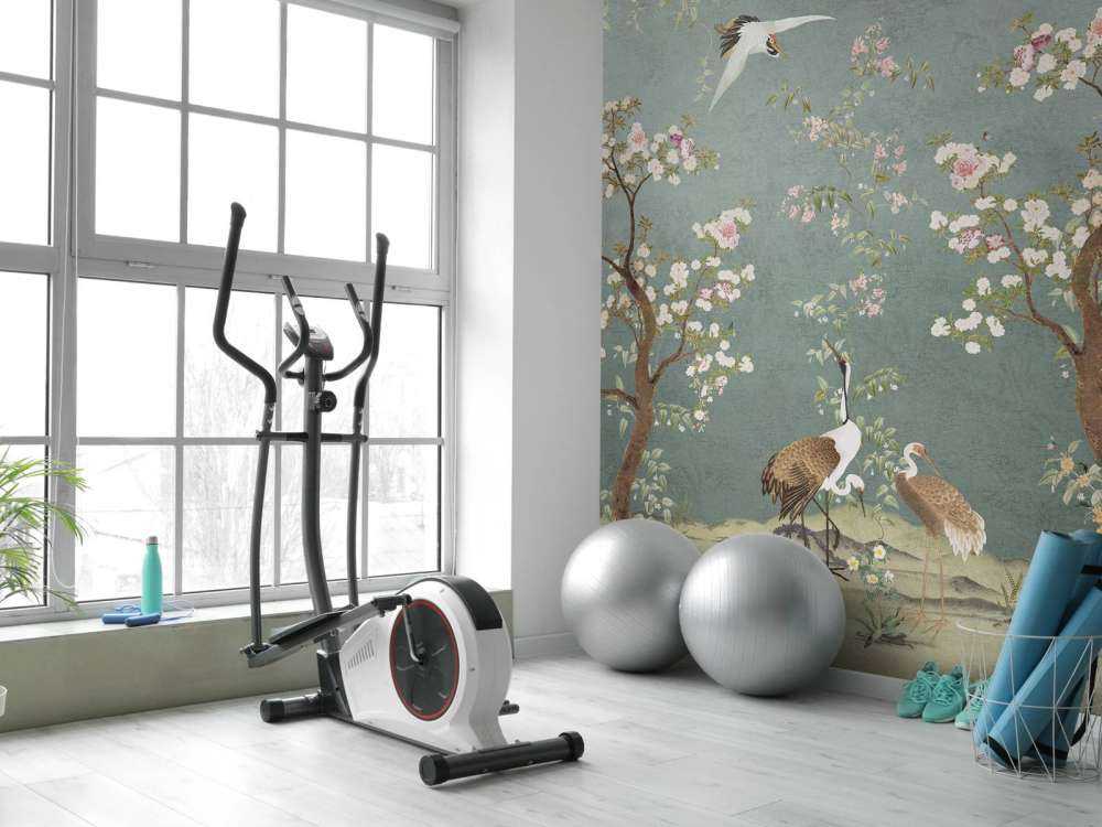 Arbres en fleurs avec des grues dans un jardin serein