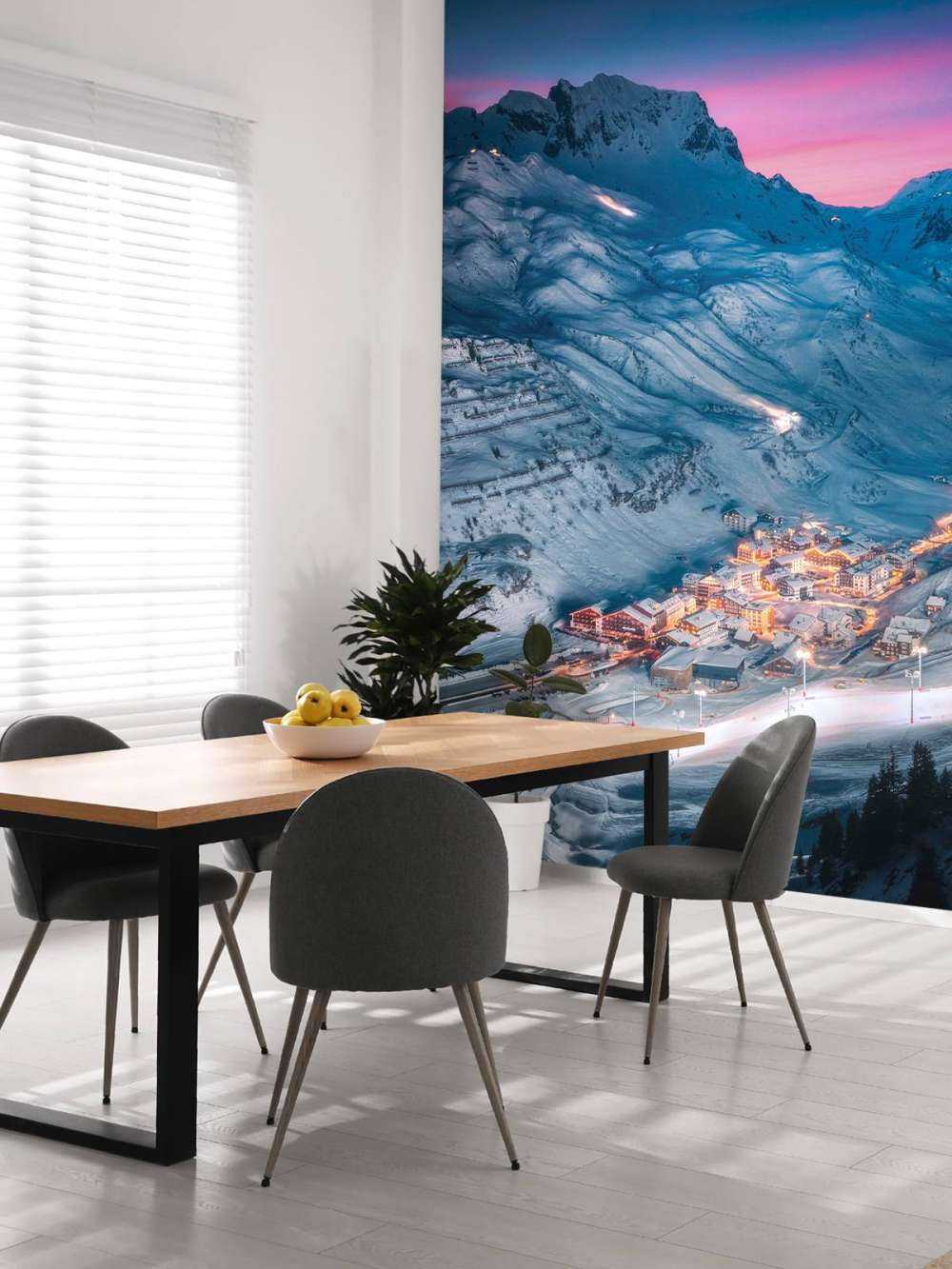 Village enneigé sous un ciel du soir violet