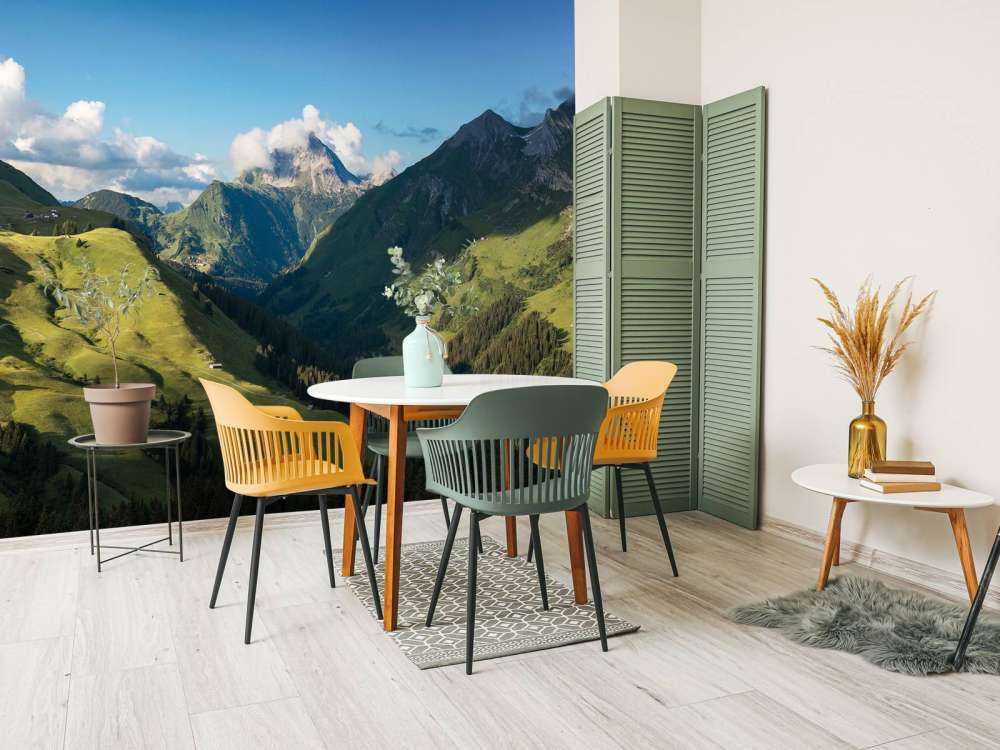 Lumière estivale sur une vallée alpine verdoyante