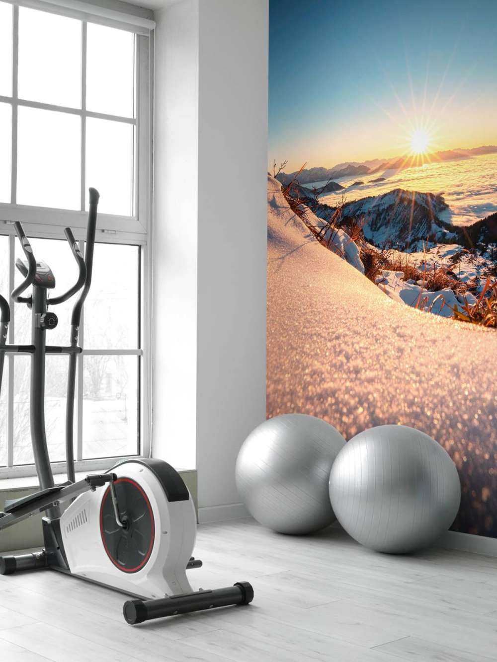 Lumière du soleil sur une pente alpine enneigée.