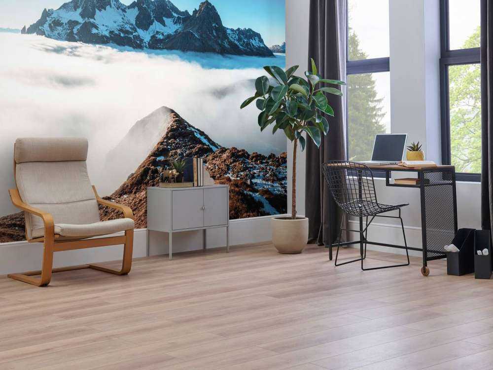 Vallée de montagne ensoleillée avec mer de nuages