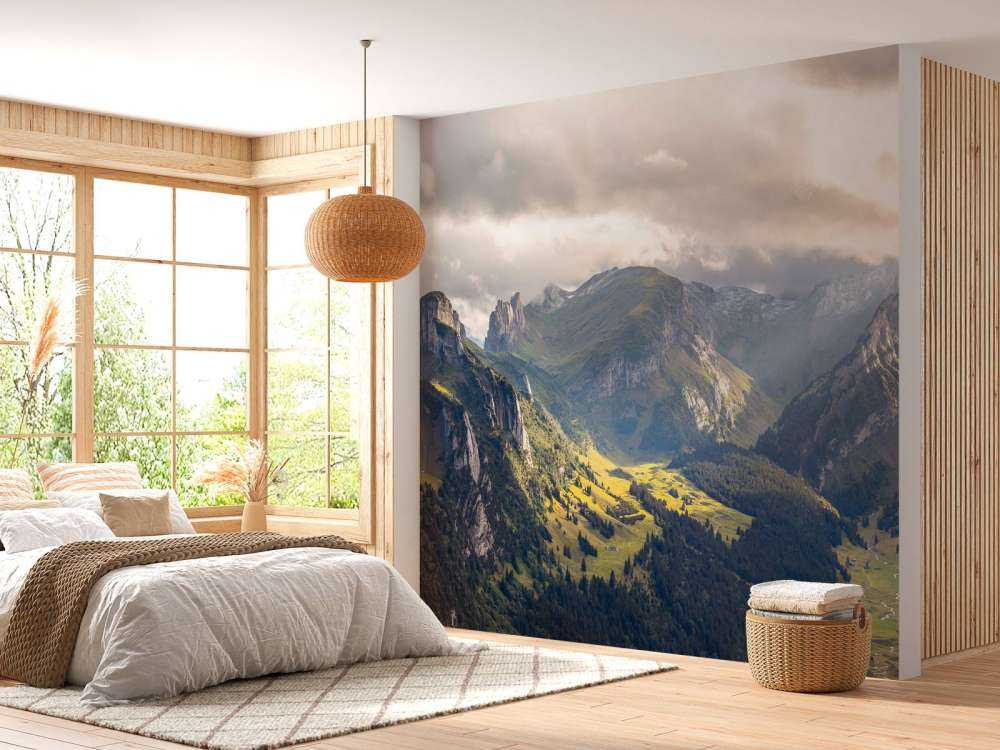 Lumière du soleil sur une vallée de montagne verte