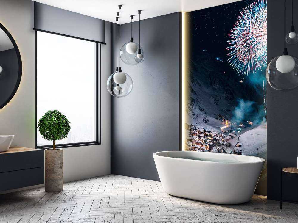 Feu d'artifice au-dessus d'un village de montagne en hiver