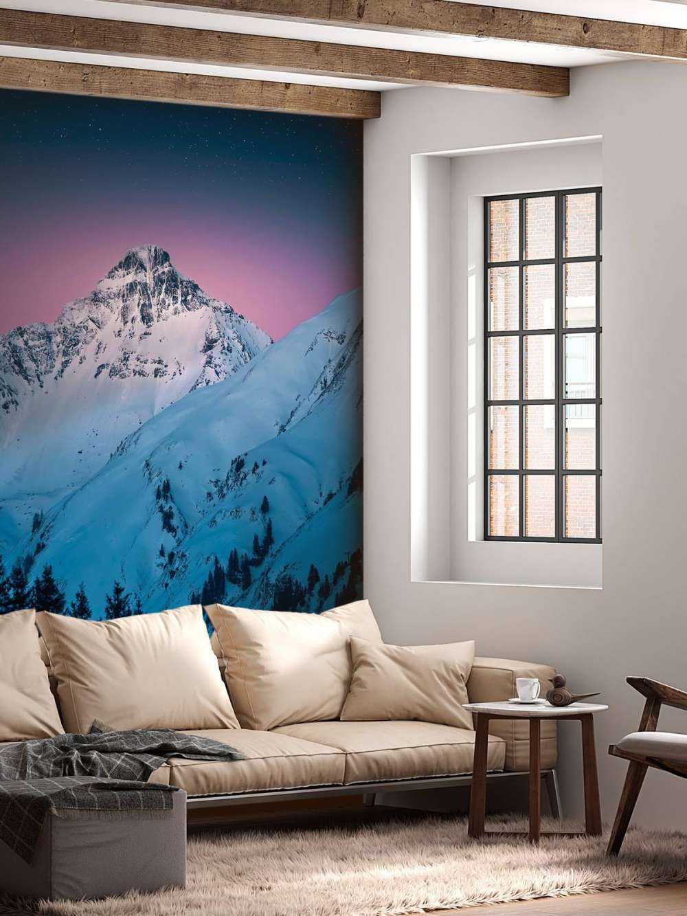 Sommet enneigé sous une nuit étoilée