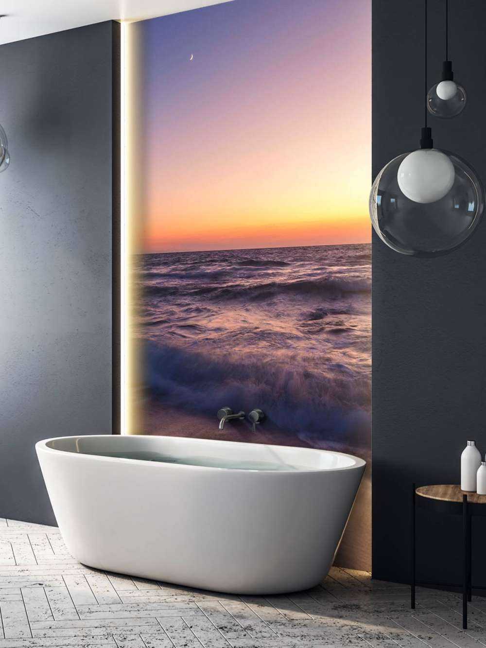 Lumière de lune sur des vagues violettes au coucher du soleil.