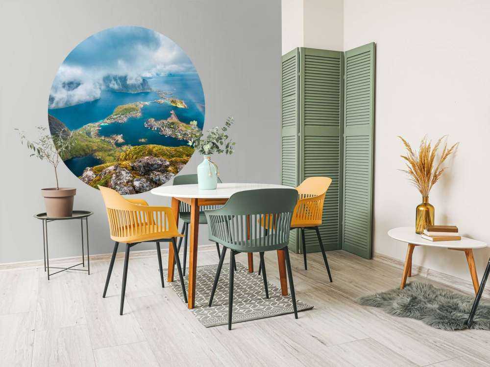 Arc-en-ciel au-dessus des îles du fjord