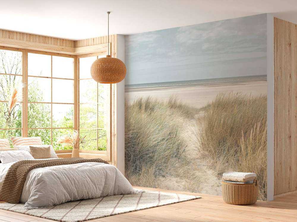 Dunes de sable herbeux sur la côte sous un ciel bleu