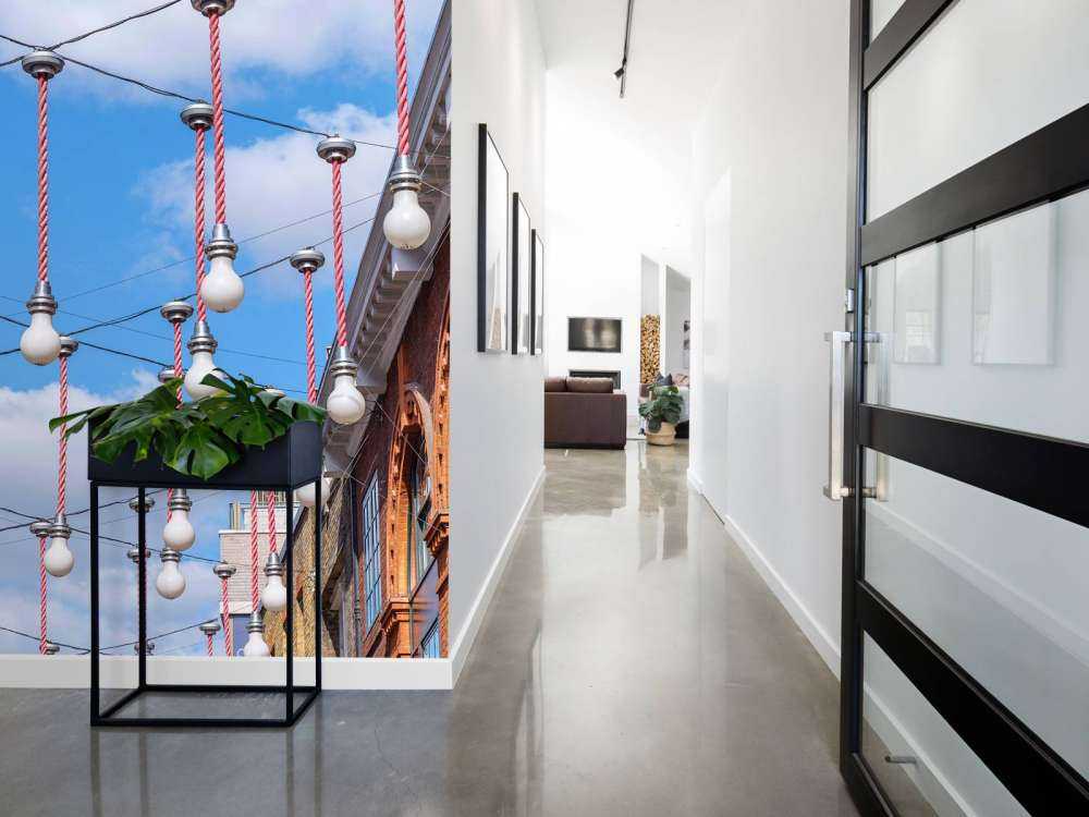 Ampoules lumineuses suspendues le long des bâtiments pour les décorations de Noël, Londres.