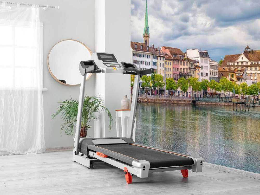 Des façades colorées le long de la rivière urbaine.