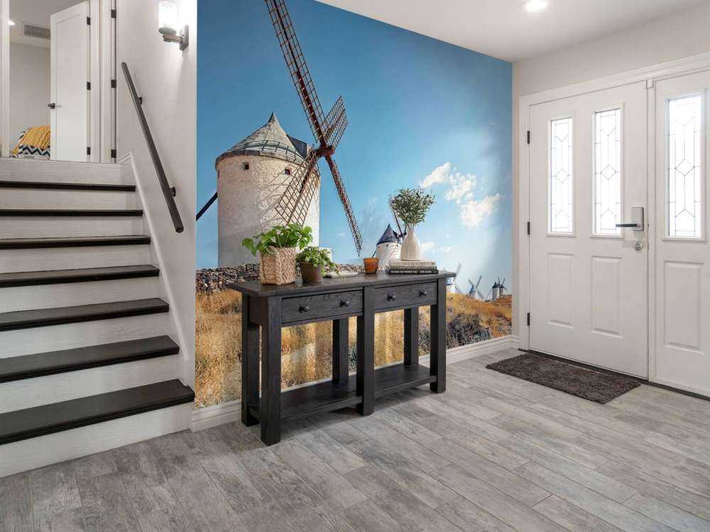 Colline d'été avec des moulins à vent blancs