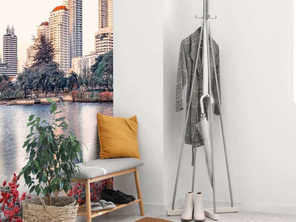 Fleurs au bord de l'eau de la ville