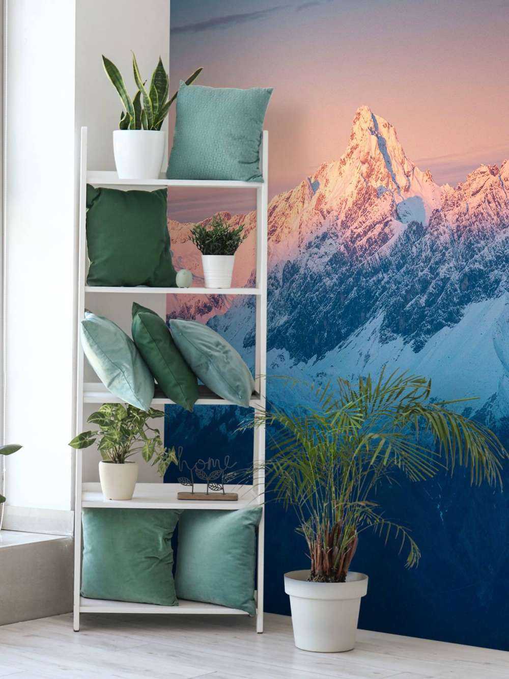 Lumière du soir sur les sommets enneigés de montagne